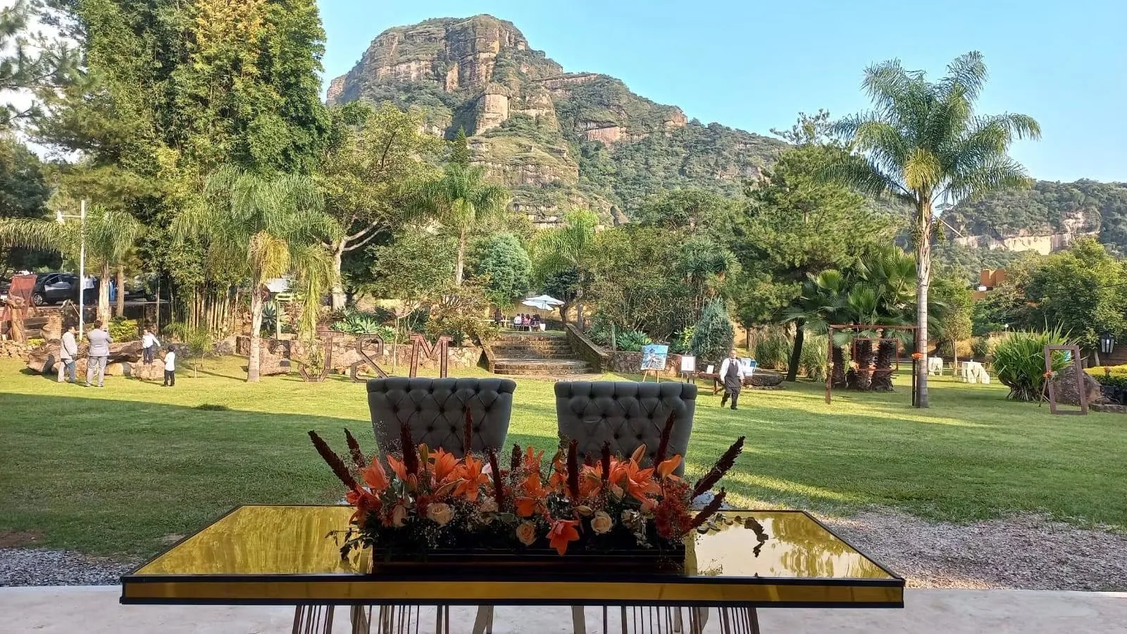 Mesa principal con vista al jardín y al Tepozteco