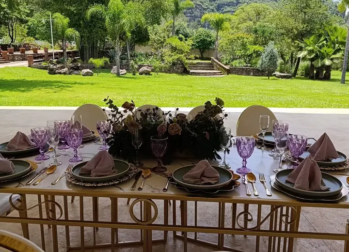 Montaje de mesa con vista a las montañas de Tepoztlán