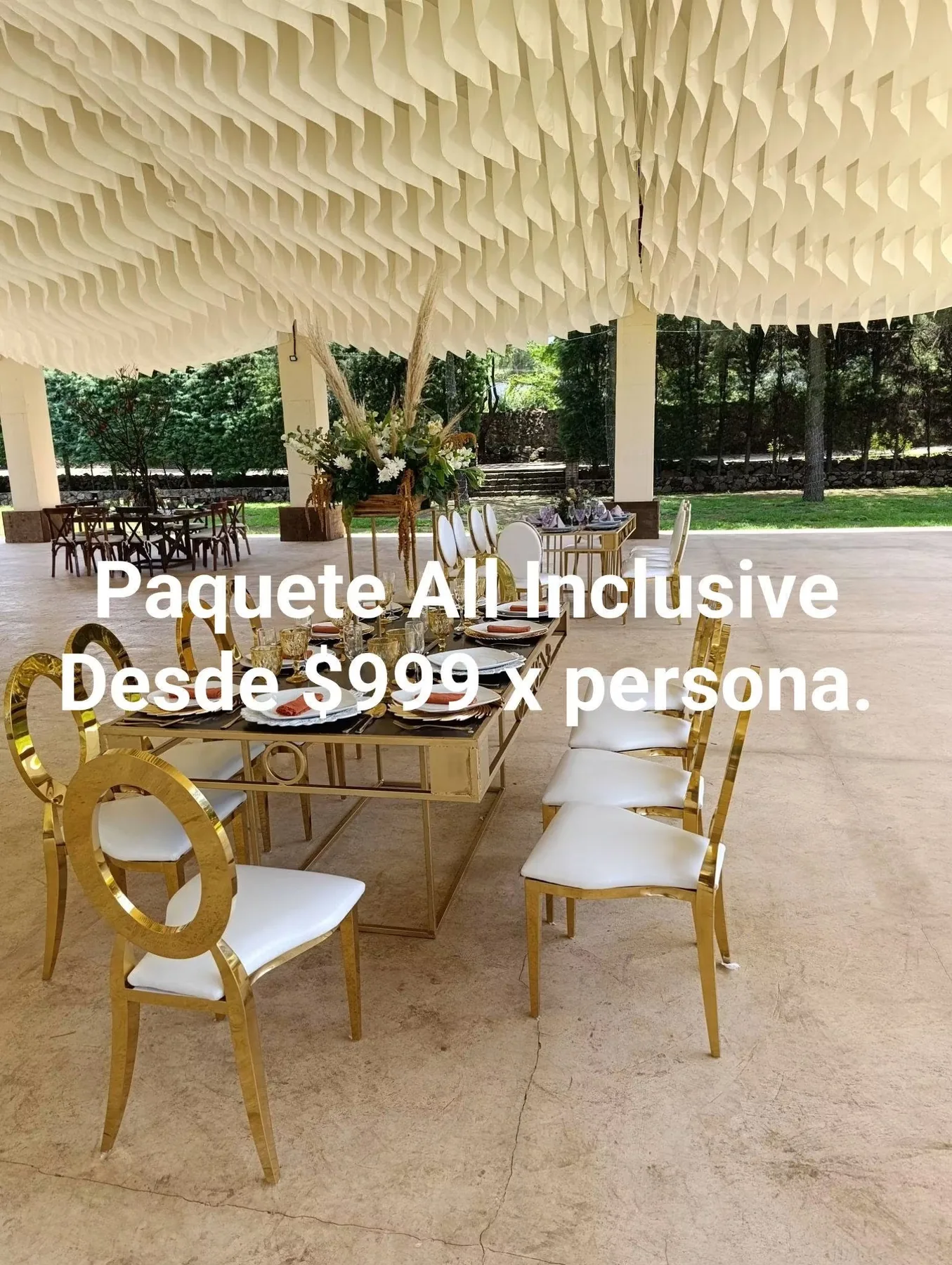 Montaje dorado para paquete all inclusive de boda